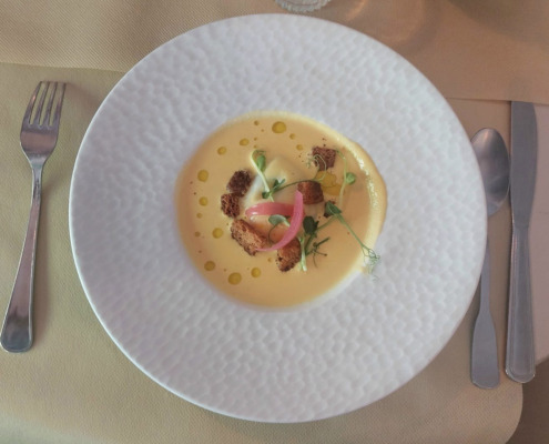 Un suave oeuf parfait avec velouté de carotte.