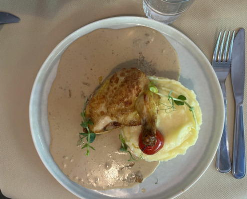 Un suprême de poulet à la sauce généreuse.