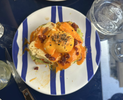 backtoresto-kozy-eggs-benedict-avocado-haloumi